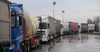 Trucks line up at the Serbia-Hungary border during the blockade of the cargo line at the Horgos border crossing, northern Serbia, Jan. 26, 2026. (EPA Photo)