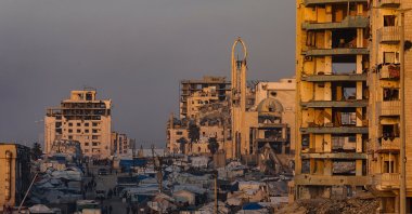 Internally displaced Palestinians move between the ruins of buildings destroyed by Israel at Al Rashid road in the west of Gaza City, Jan. 6, 2026. (EPA File Photo)