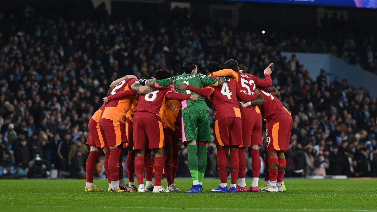 Galatasaray players assemble before the UEFA Champions League league phase match against Manchester City at Etihad Stadium, Manchester, U.K., Jan. 28, 2026. (AA Photo)