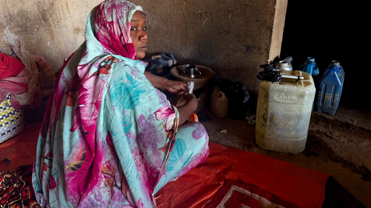 A displaced woman places a tea pot on a clay stove in El-Obeid, Kordofan, Sudan, Jan. 15, 2026. (Reuters Photo)