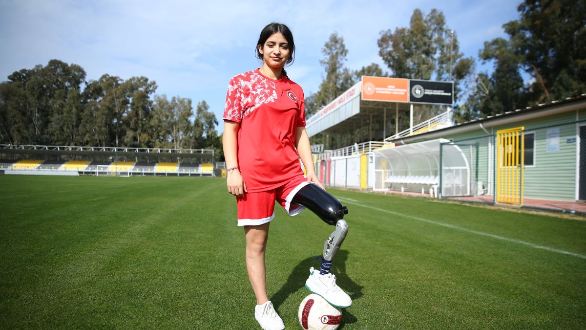 16-year-old earthquake survivor Tuğba Akın trains on the football field after receiving a prosthetic leg in Adana, southern Türkiye, Jan. 29, 2026. (AA Photo)