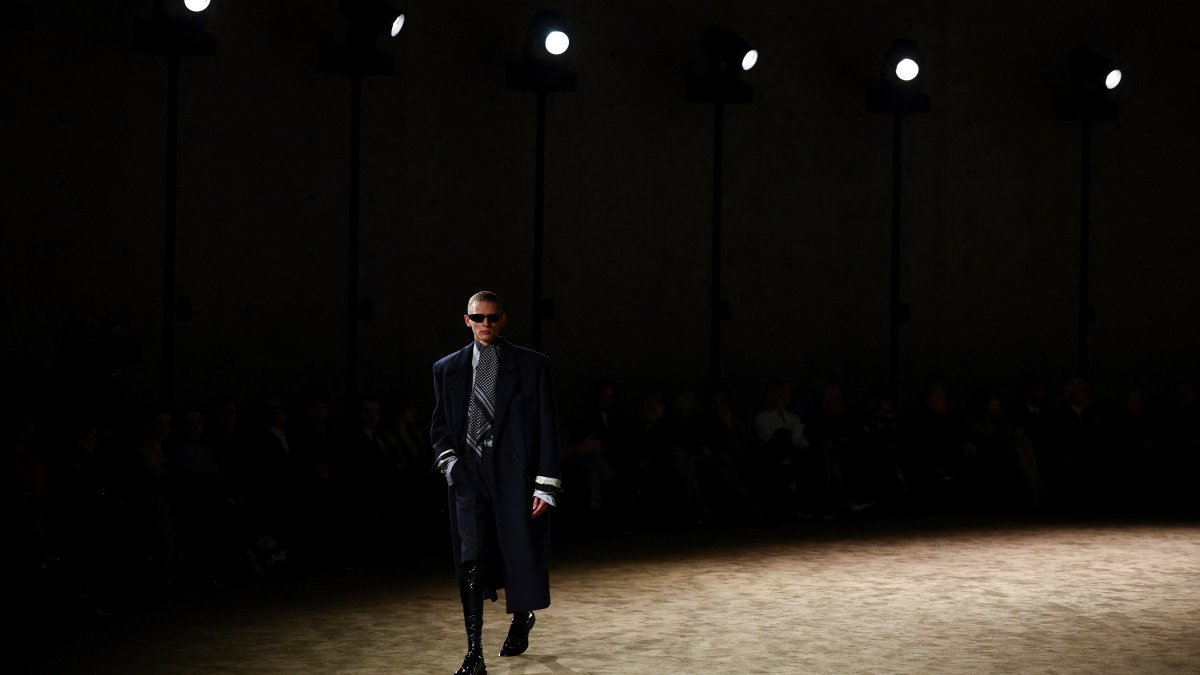 A model presents a creation by designer Anthony Vaccarello as part of his Menswear Fall/Winter 2026-2027 collection show for fashion house Saint Laurent during Men's Fashion Week, Paris, France, Jan. 27, 2026. (Reuters Photo)