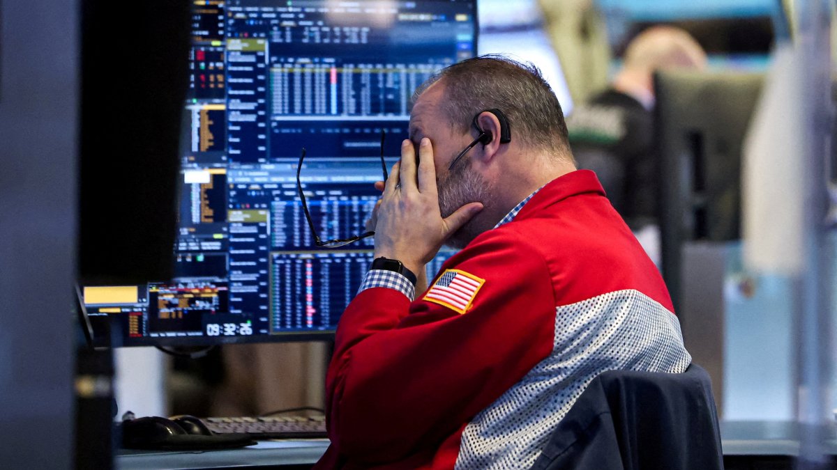A trader works on the floor at the New York Stock Exchange (NYSE), New York City, U.S., Jan. 13, 2026. (Reuters Photo)