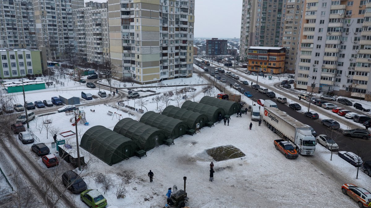 Tents of a government-run humanitarian aid point, where residents can warm up, charge their devices, get hot drinks and psychological support, during a power blackout in Kyiv, Ukraine, Jan. 25, 2026. (Reuters Photo)