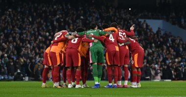 Galatasaray players assemble before the UEFA Champions League league phase match against Manchester City at Etihad Stadium, Manchester, U.K., Jan. 28, 2026. (AA Photo)