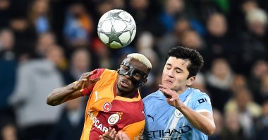 Galatasaray's Victor Osimhen (L) in action against Manchester City's Abdukodir Khusanov during the UEFA Champions League match at Etihad Stadium, Manchester, U.K., Jan. 28, 2026. (EPA Photo)