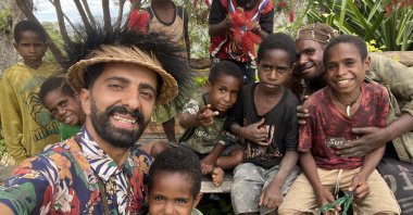 Turkish traveler Mehmet Sendinç poses with children during his travels in Africa, Oct. 4, 2022. (AA Photo)
