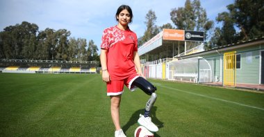 16-year-old earthquake survivor Tuğba Akın trains on the football field after receiving a prosthetic leg in Adana, southern Türkiye, Jan. 29, 2026. (AA Photo)