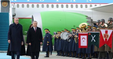 President Recep Tayyip Erdoğan welcomes Uzbek President Shavkat Mirziyoyev upon his arrival at Esenboğa Airport, Ankara, Türkiye, Jan. 29, 2026. (AA Photo)