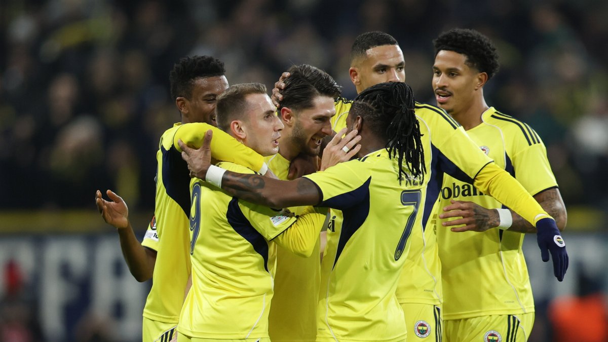 Fenerbahçe books Europa League playoff spot, awaits Forest or Plzen