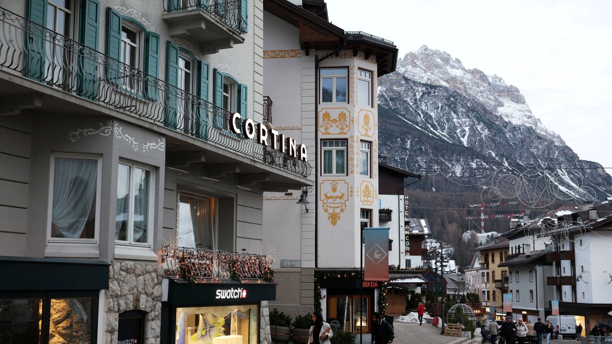 People walk along a shopping street in downtown Cortina d'Ampezzo ahead of Milano Cortina Winter Olympic Games 2026, Cortina d’Ampezzo, Italy, Dec. 4, 2025. (Reuters Photo)