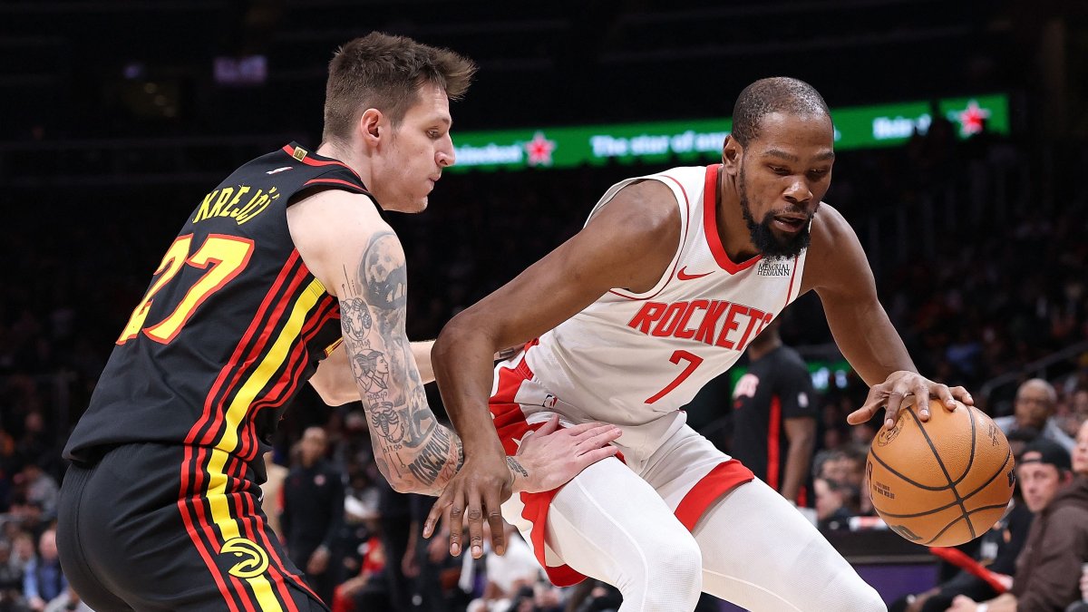 Houston Rockets' Kevin Durant (R) drives against Atlanta Hawks' Vit Krejci during the third quarter at State Farm Arena, Atlanta, U.S., Jan. 29, 2026. (AFP Photo)