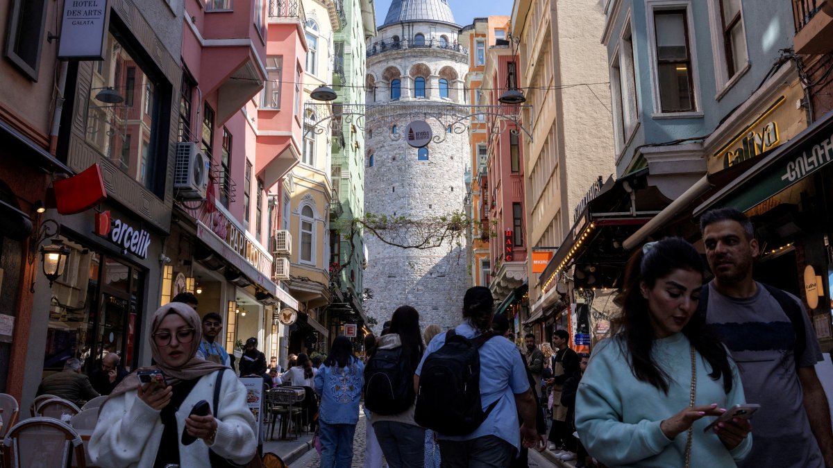 Türkiye tops 2025 tourism revenue target, foreign arrivals hit record