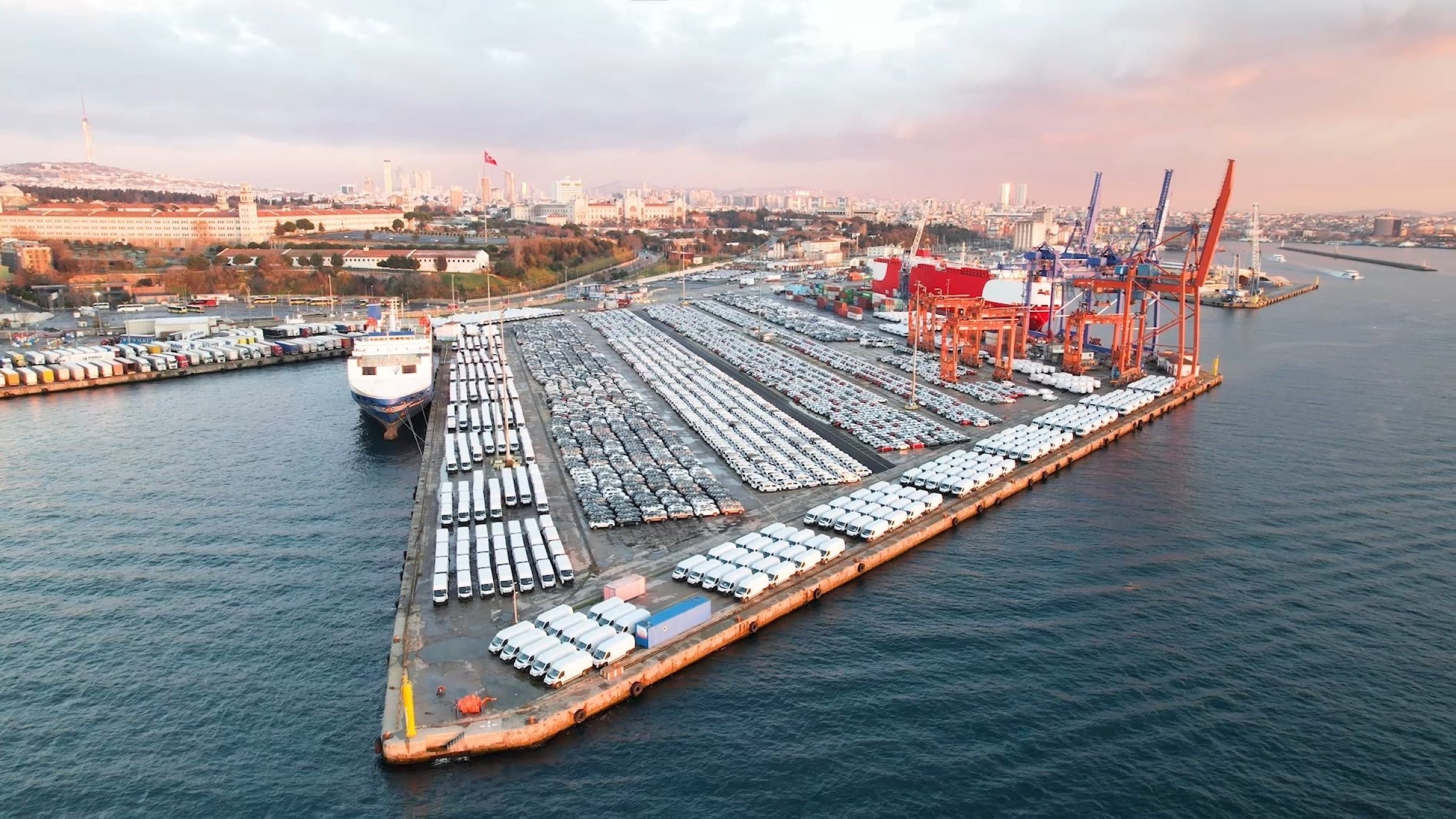 Türkiye's foreign trade deficit expands by nearly 12% in 2025