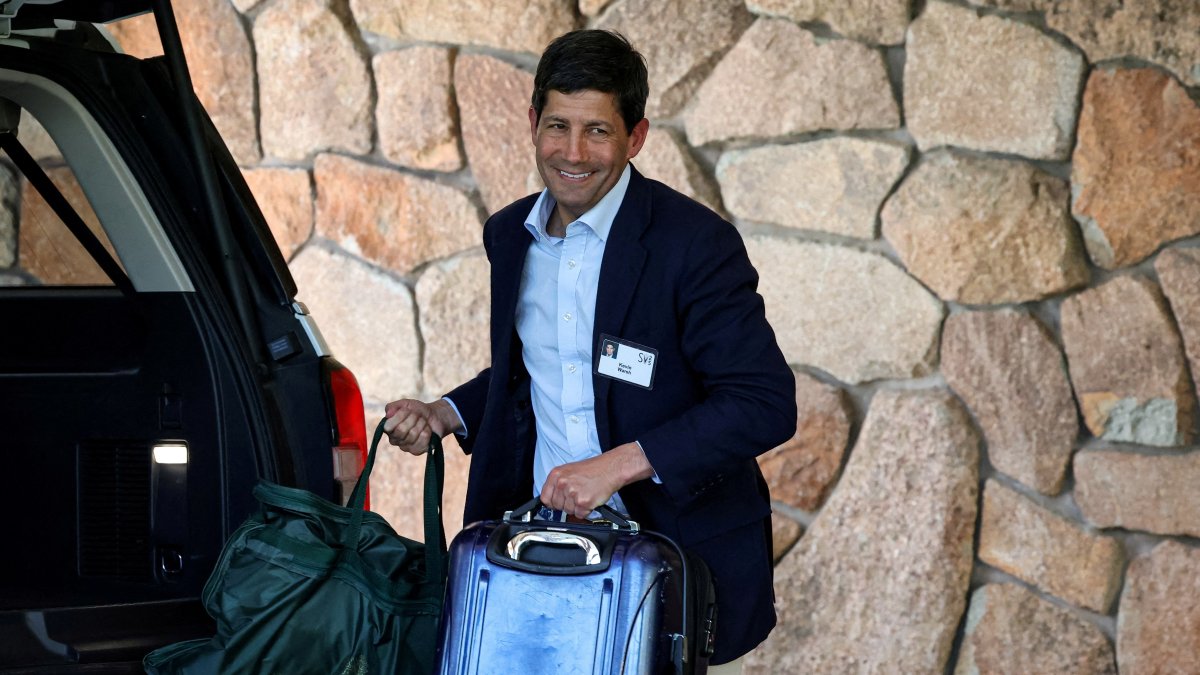 Kevin Warsh, former member of the Federal Reserve Board of Governors, arrives at The Sun Valley Resort for the Allen and Company Sun Valley Media and Technology Conference in Sun Valley, Idaho, U.S., July 8, 2025. (Reuters Photo)