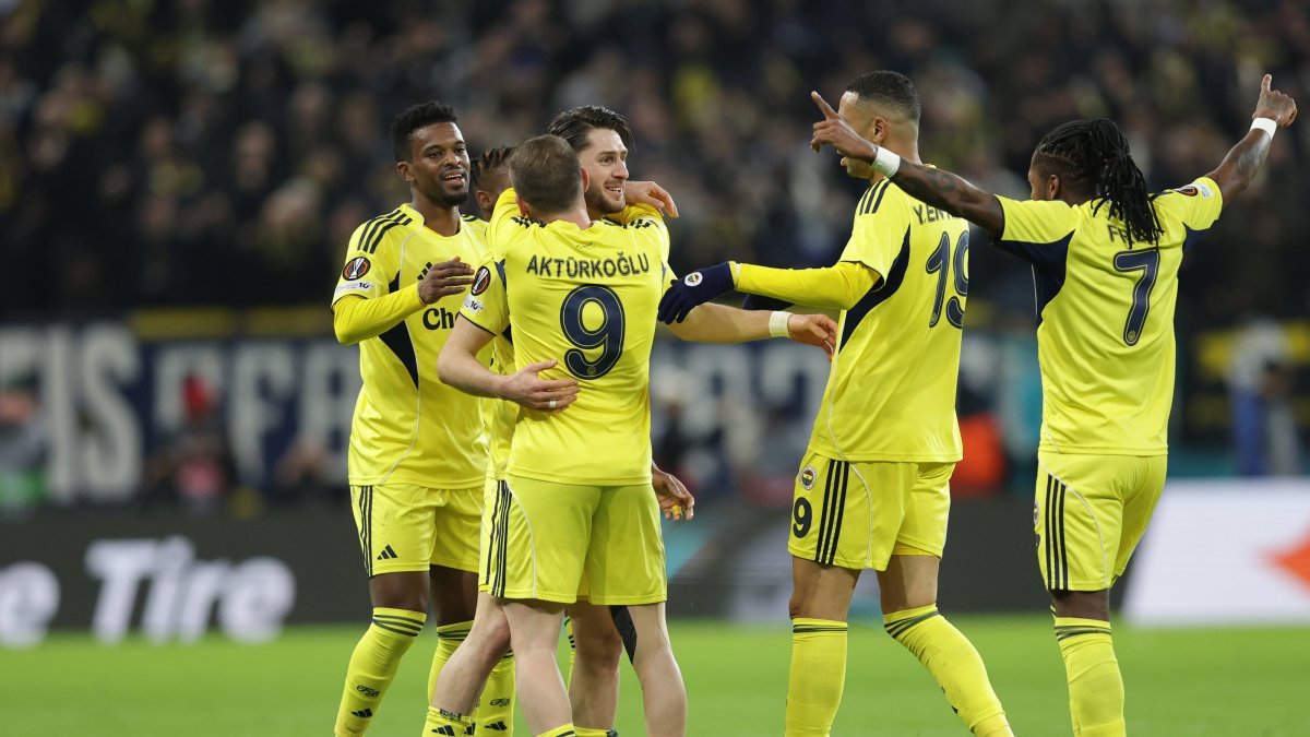 Fenerbahçe's Ismail Yüksek (C) celebrates scoring the 0-1 goal with his teammates during the UEFA Europa League match against FCSB, Bucharest, Romania, Jan. 29, 2026. (EPA Photo)