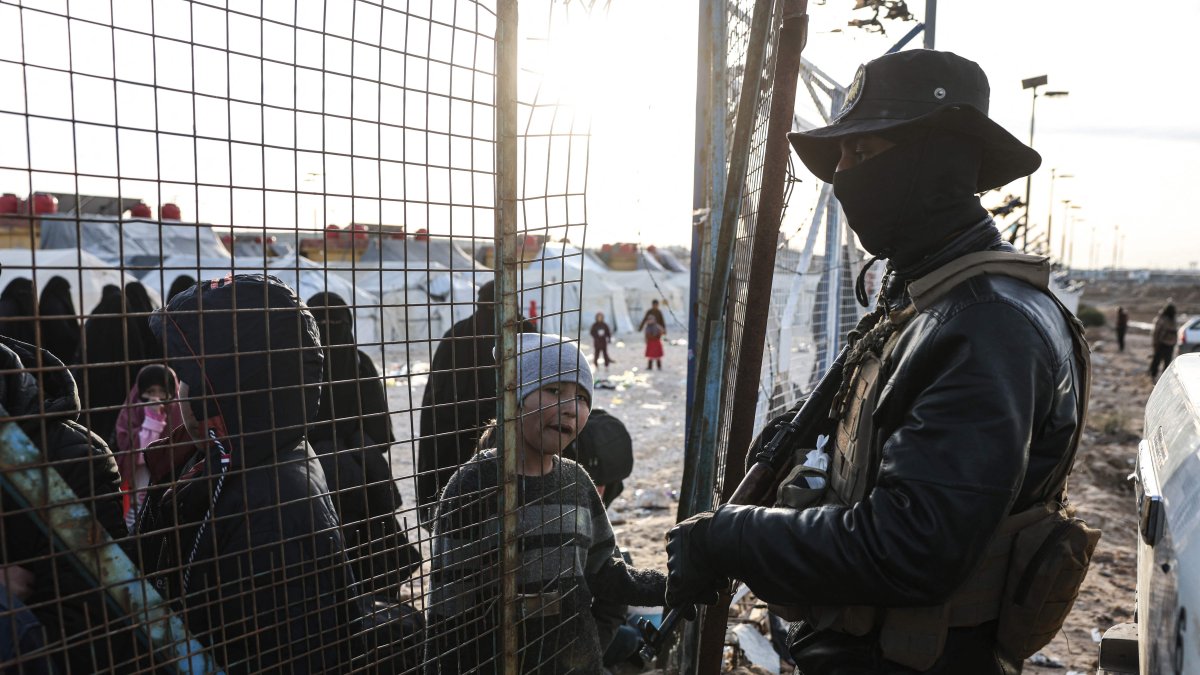 Syrian internal security forces stand guard along the fence of Al-Hol camp in the desert region of Syria's Hassakeh province, Jan. 21, 2026. (AFP Photo)
