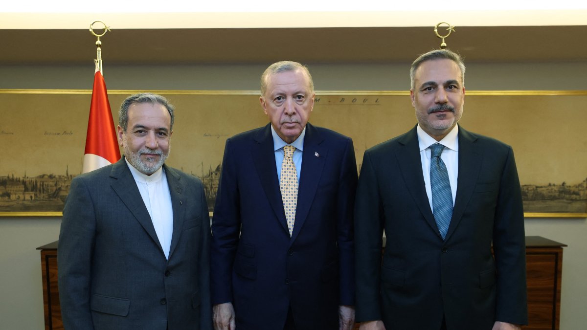 Foreign Minister Hakan Fidan and Iran's Foreign Minister Abbas Araqchi received by President Recep Tayyip Erdoğan prior to a meeting in Istanbul. (Presidential Communications Directorate via AFP)