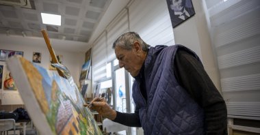 Mehmet Bozkurt works on a painting at the Malatya Metropolitan Municipality Art Center in Malatya, eastern Türkiye, Jan. 23, 2026. (AA Photo)