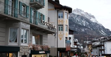 People walk along a shopping street in downtown Cortina d'Ampezzo ahead of Milano Cortina Winter Olympic Games 2026, Cortina d’Ampezzo, Italy, Dec. 4, 2025. (Reuters Photo)