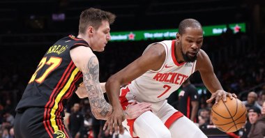 Houston Rockets' Kevin Durant (R) drives against Atlanta Hawks' Vit Krejci during the third quarter at State Farm Arena, Atlanta, U.S., Jan. 29, 2026. (AFP Photo)