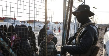 Syrian internal security forces stand guard along the fence of Al-Hol camp in the desert region of Syria's Hassakeh province, Jan. 21, 2026. (AFP Photo)