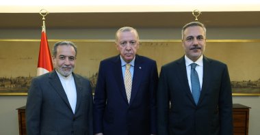 Foreign Minister Hakan Fidan and Iran's Foreign Minister Abbas Araqchi received by President Recep Tayyip Erdoğan prior to a meeting in Istanbul. (Presidential Communications Directorate via AFP)