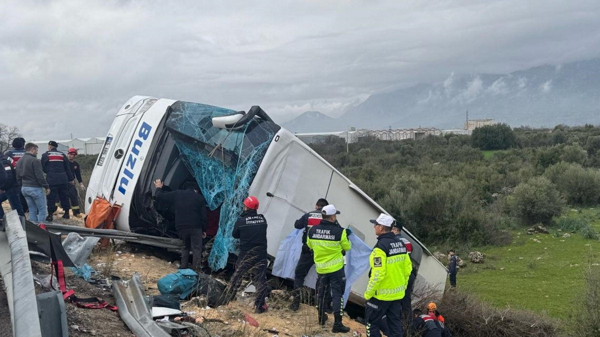 Bus crash in southern Türkiye kills 8, injures 26