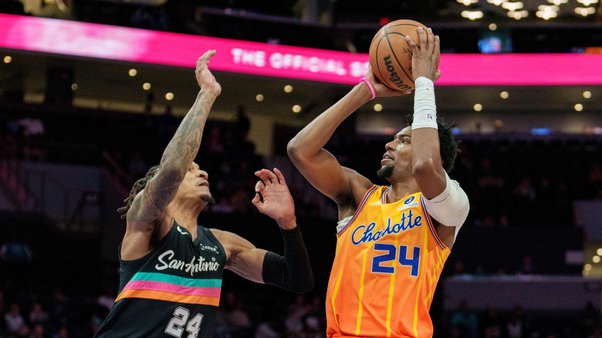Hornets' Brandon Miller (R) shoots the ball over Spurs' Devin Vassell in an NBA game, Charlotte, North Carolina, U.S., Jan. 31, 2026. (AFP Photo)