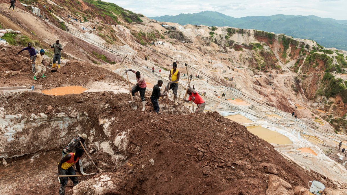 Laborers dig at the Rubaya coltan mine, in the town of Rubaya, eastern Democratic Republic of Congo, March 24, 2025. (Reuters Photo)