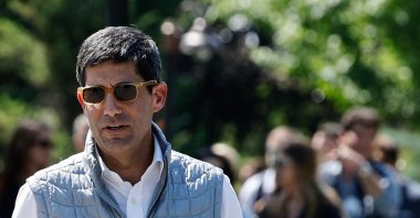 U.S. financer Kevin Warsh leaves after the session at the Allen and Company Sun Valley Conference in Sun Valley, Idaho, U.S., July 10, 2024. (AFP Photo)