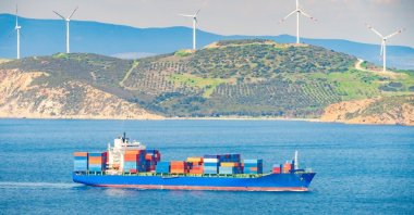 A container ship cruises near Aliağa port, Izmir, western Türkiye. (Shutterstock Photo)