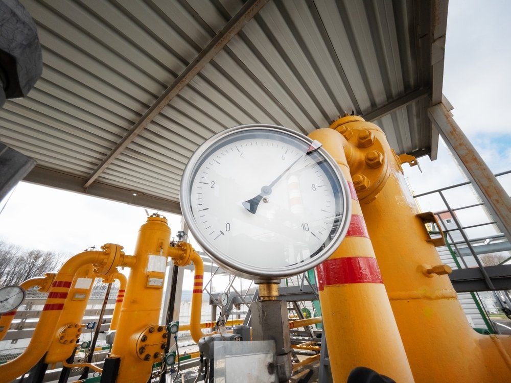 A gauge measuring the pressure on the yellow natural gas pipeline. (Shutterstock Photo)