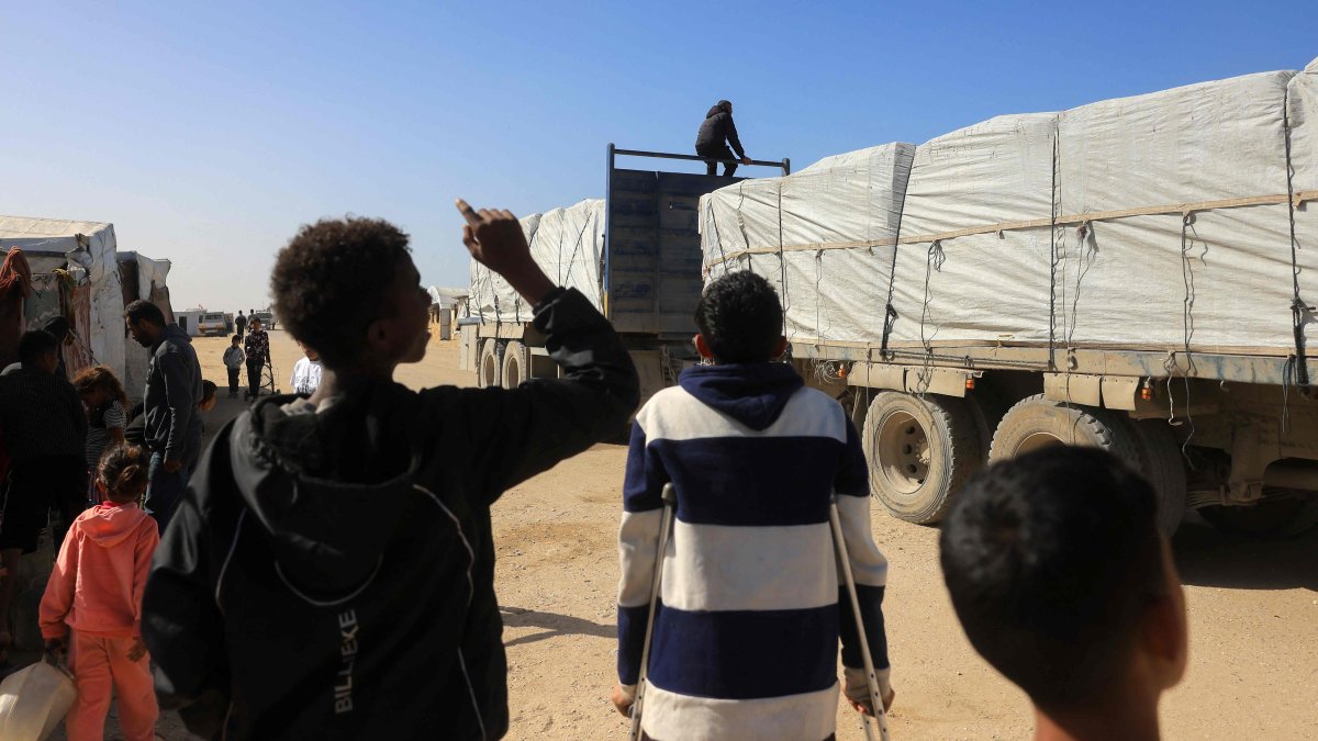 Israel lets pedestrians cross Gaza's Rafah in limited reopening