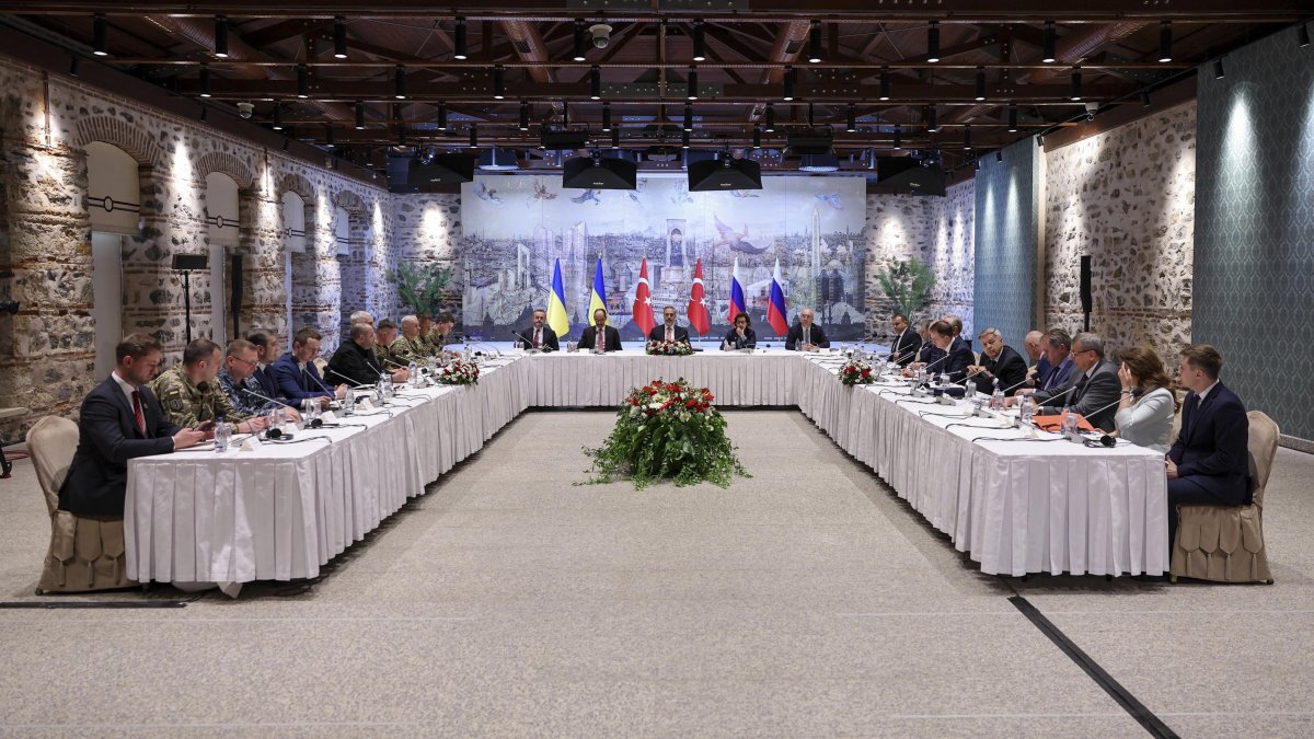 Foreign Minister Hakan Fidan (C) chairs a meeting between delegations from Russia (R) and Ukraine (L), Istanbul, Türkiye, May 16, 2025. (AP Photo)