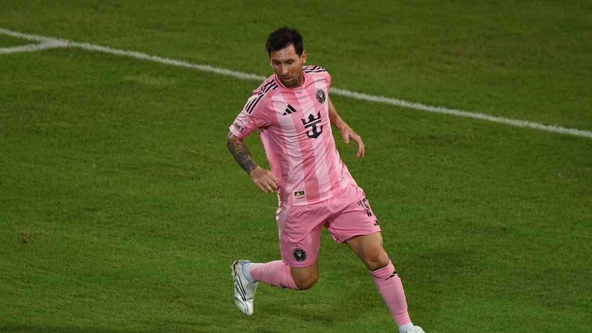 Inter Miami's Lionel Messi controls the ball during the friendly football match between Colombia's Atletico Nacional and the US' Inter Miami at the Atanasio Girardot Stadium, Medellin, Colombia, Jan. 31, 2026. (AFP Photo)