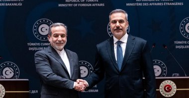 Foreign Minister Hakan Fidan (R) and Iran's Foreign Minister Abbas Araqchi shake hands at the end of a joint press conference following their meeting, Istanbul, Türkiye, Jan. 30, 2026. (AFP Photo)