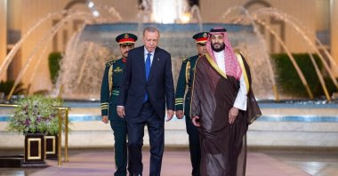 Saudi Arabia's Crown Prince Mohammed bin Salman (R) welcomes President Recep Tayyip Erdoğan, Jeddah, Saudi Arabia, July 17, 2023. (Reuters Photo)