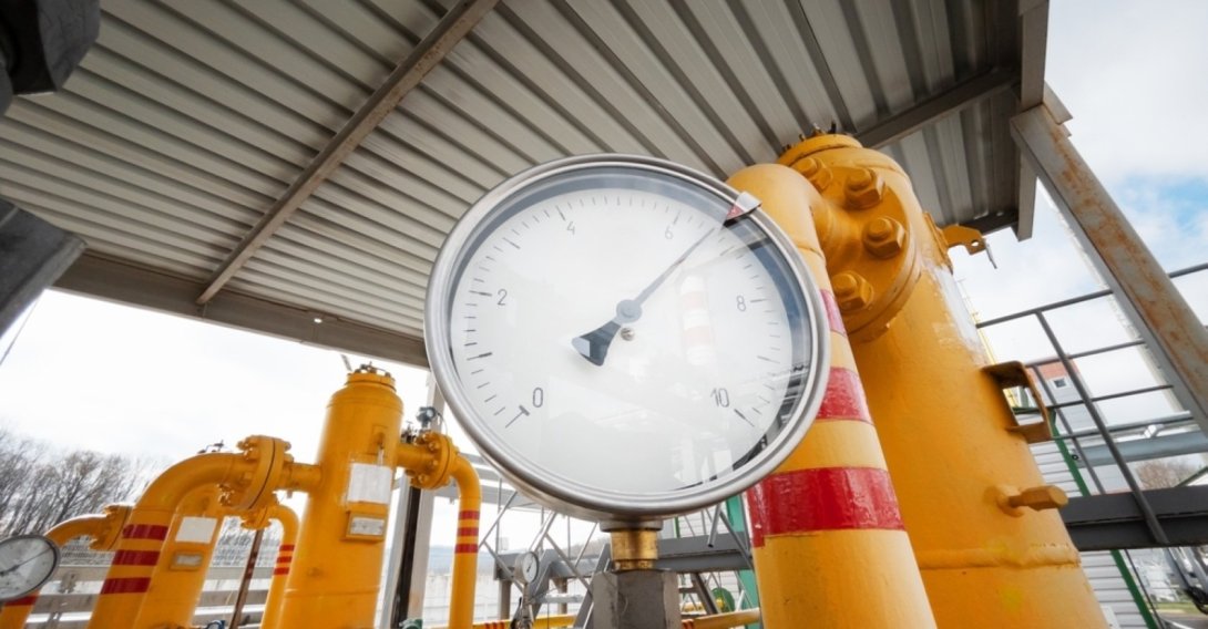 A gauge measuring the pressure on the yellow natural gas pipeline. (Shutterstock Photo)