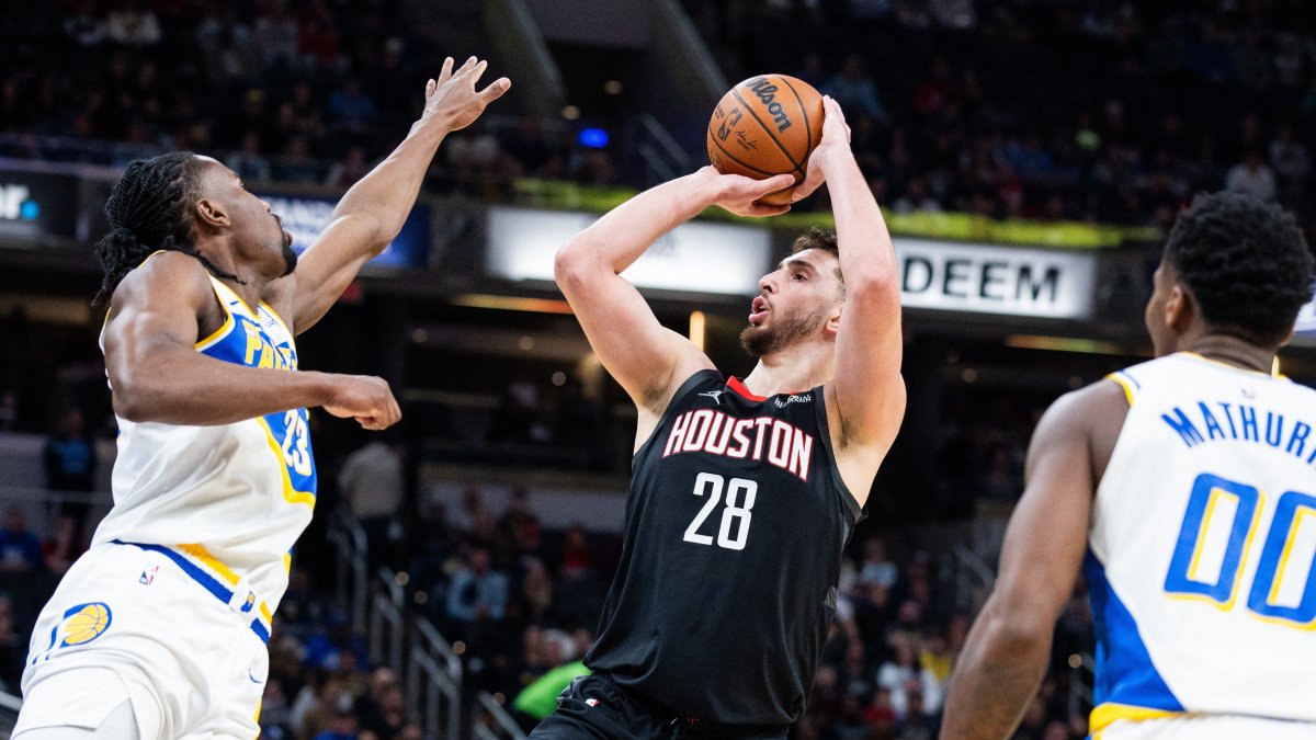 Houston Rockets' Alperen Şengün (C) shoots the ball while Indiana Pacers' Aaron Nesmith (L) defends in the first half at Gainbridge Fieldhouse, Indianapolis, U.S., Feb. 2, 2026. (Reuters Photo)