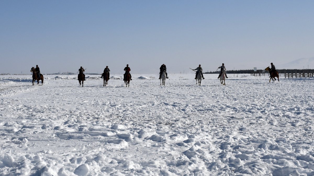 Traditional horse game of 'cirit' thrills visitors in Türkiye