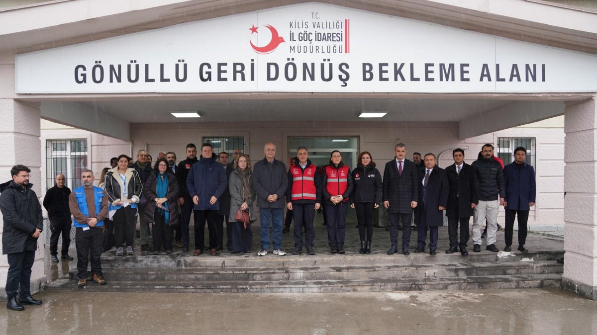 UNHCR chief Barham Salih, joined by Türkiye’s Presidency of Migration Management head Hüseyin Kök, visits the Öncüpınar Border Crossing in Kilis, Feb. 3, 2026, (AA Photo)