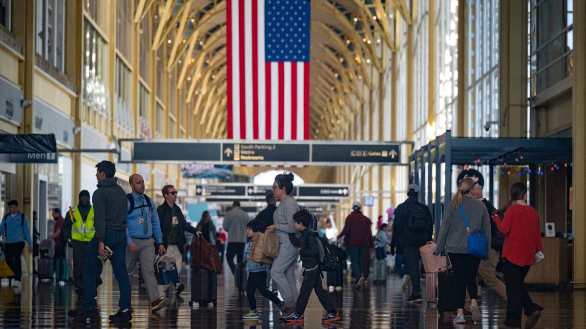 Travelers walk through the terminal at Ronald Reagan Washington National Airport, more than a month into the ongoing U.S. government shutdown, in Arlington, Virginia, U.S., Nov. 11, 2025. (Reuters File Photo)