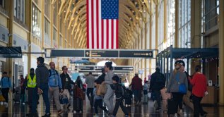 Travelers walk through the terminal at Ronald Reagan Washington National Airport, more than a month into the ongoing U.S. government shutdown, in Arlington, Virginia, U.S., Nov. 11, 2025. (Reuters File Photo)