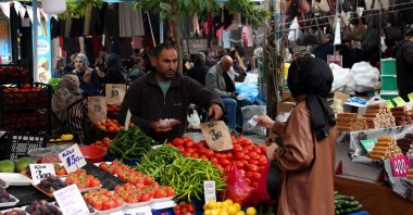 People shop at a green market, Istanbul, Türkiye, Oct. 22, 2025. (Reuters Photo)