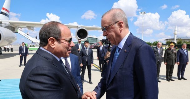 President Recep Tayyip Erdoğan shakes hands with Egyptian President Abdel-Fattah el-Sissi (L) at the airport, Ankara, Türkiye, Sept. 4, 2024. (AA Photo)