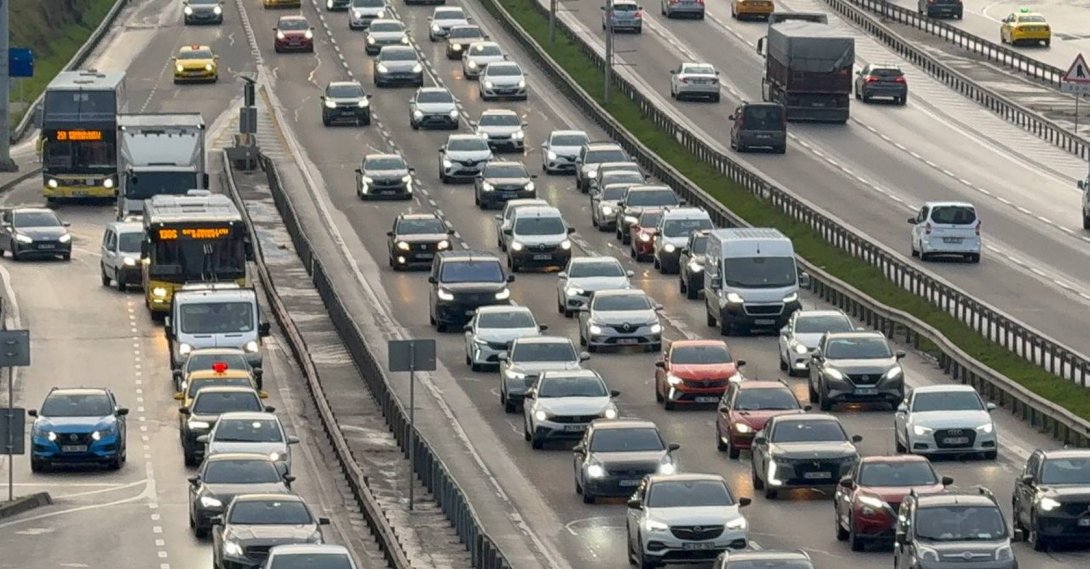 Vehicles are seen on a highway in Istanbul, Türkiye, Feb. 2, 2026. (AA Photo)