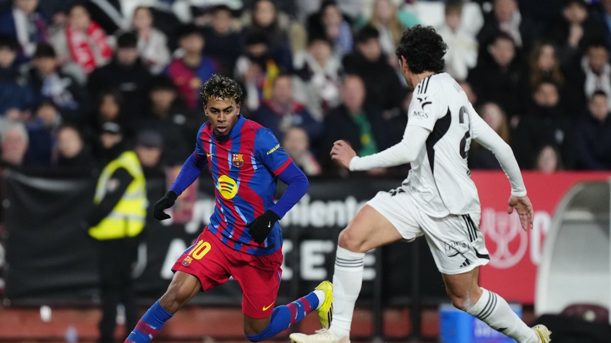 FC Barcelona's Lamine Yamal (L) in action during the Spanish Copa del Rey cup quarterfinals match against Albacete Balompie, Albacete, Spain, Feb. 3, 2026. (AA Photo)