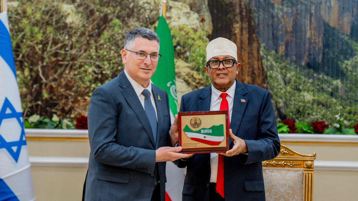 Somaliland leader Abdirahman Abdullahi Mohamed (R) poses for a photograph with Israeli Foreign Minister Gideon Saar, Hargeisa, northwestern Somalia, Jan. 6, 2026. (Reuters Photo)