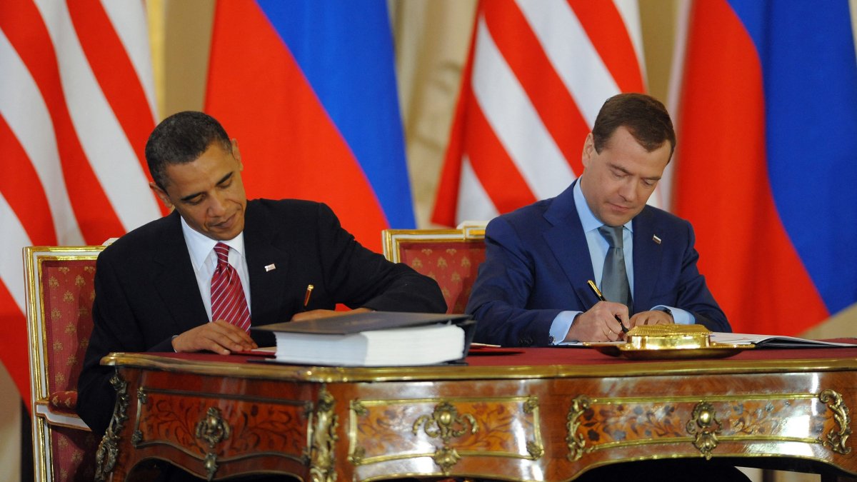 U.S. President Barack Obama (R) and Russian President Dmitry Medvedev sign a treaty cutting their nations' nuclear arsenals at Prague Castle, Prague, April 8, 2010. (AFP Photo)